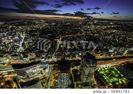 （神奈川県）横浜・みなとみらい　ランドマークタワー西側　夕景 56842781