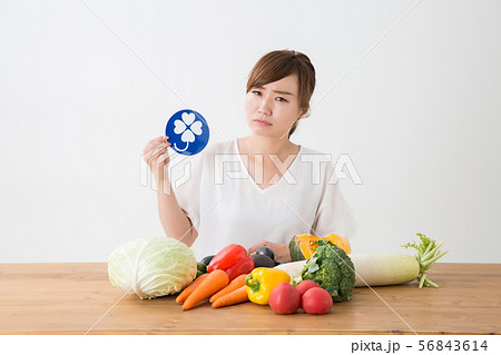 野菜と女性 野菜と女性 56843614