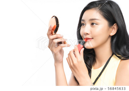 女性　ビジネス　化粧直し 56845633