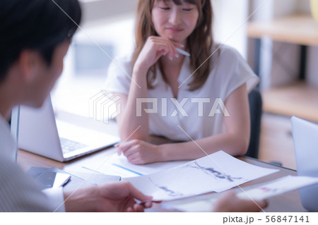 ビジネス 男女 男性 女性 男 女 昼 自然光  室内 屋内 仕事 二人 ２人 2人 コワーキング 56847141