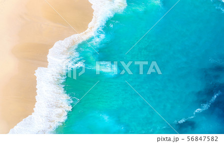 夏イメージ　白砂と青い海 56847582