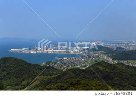 多度津町臨海部を西から東に俯瞰する（手前に海岸寺、そして多度津と丸亀の臨海工業団地） 56848801