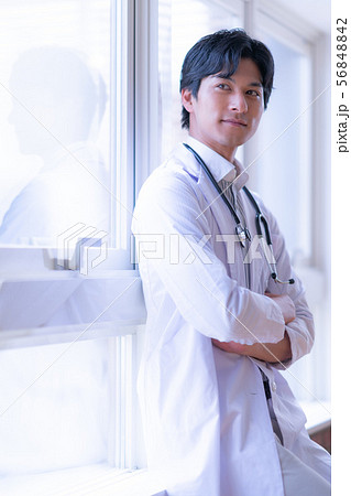 医師 メディカル 病院 男性 昼 男 室内 屋内 仕事 病気 ウィルス 白衣 診療 診察 薬 医療 56848842