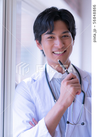 医師 メディカル 病院 男性 昼 男 室内 屋内 仕事 病気 ウィルス 白衣 診療 診察 薬 医療 56848866