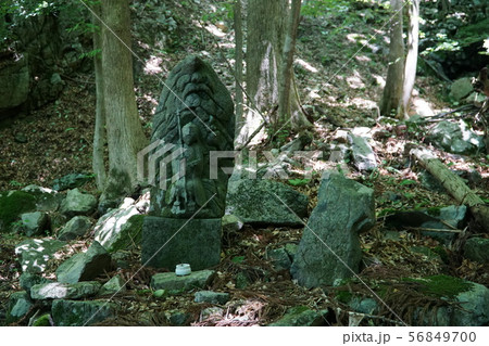 後山道仙寺奥の院行者堂参道の役行者　岡山県美作市 56849700