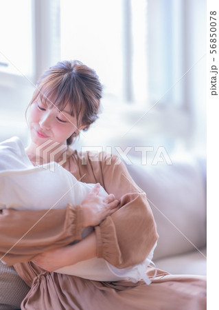 ライフスタイル 女性 昼 女 自然光 赤ちゃん 子育て 室内 幼児 幼い 育児 保育  56850078