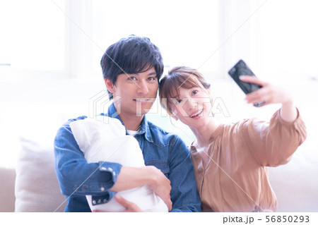 ライフスタイル 夫婦 新婚 男性 女性 昼 男 女 自然光 赤ちゃん 子育て 室内 幼児 幼い 育児 56850293