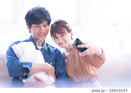 ライフスタイル 夫婦 新婚 男性 女性 昼 男 女 自然光 赤ちゃん 子育て 室内 幼児 幼い 育児 ライフスタイル 夫婦 新婚 男性 女性 昼 男 女 自然光 赤ちゃん 子育て 室内 幼児 幼い 育児 56850297