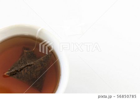 ティーバッグから紅茶を作っているところ 56850785