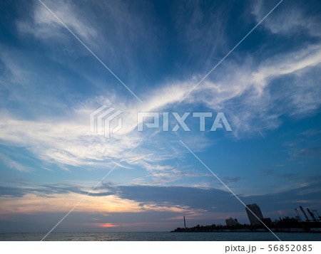 青空と夕日の境目 青空と夕日の境目 56852085
