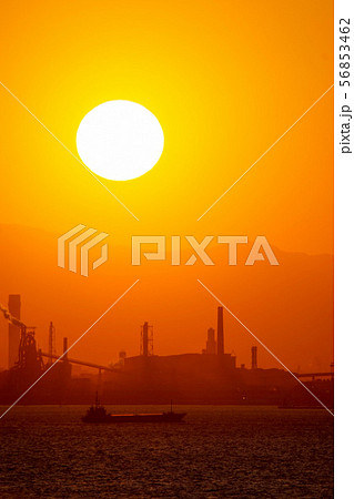 巨大な夕日と東京湾の船 56853462