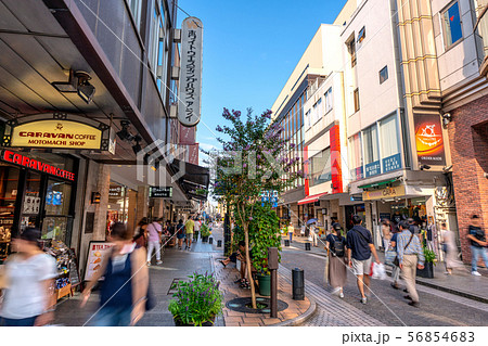 日本の横浜都市景観 横浜元町商店街を望む 56854683