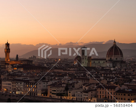 ミケランジェロ広場から眺める夕刻のフィレンツェの街 / Florence, Italy ミケランジェロ広場から眺める夕刻のフィレンツェの街 / Florence, Italy 56858404