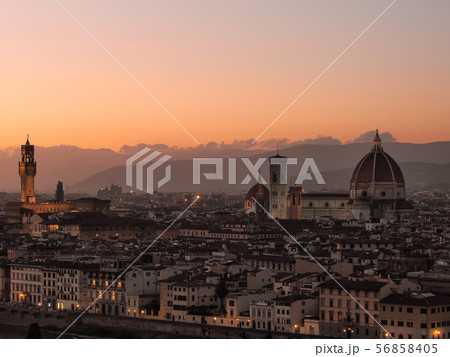 ミケランジェロ広場から眺める夕刻のフィレンツェの街 / Florence, Italy 56858405