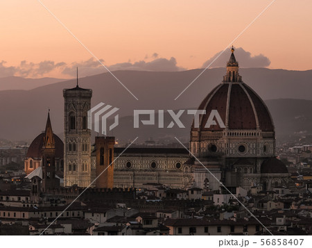 フィレンツェ・夕方のサンタ・マリア・デル・フィオーレ大聖堂 / Florence, Italy フィレンツェ・夕方のサンタ・マリア・デル・フィオーレ大聖堂 / Florence, Italy 56858407