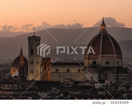 フィレンツェ・夕方のサンタ・マリア・デル・フィオーレ大聖堂 / Florence, Italy フィレンツェ・夕方のサンタ・マリア・デル・フィオーレ大聖堂 / Florence, Italy 56858409