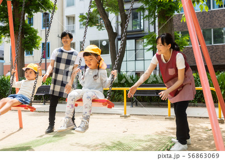 公園で遊ぶ保育士と園児たち 公園で遊ぶ保育士と園児たち 56863069