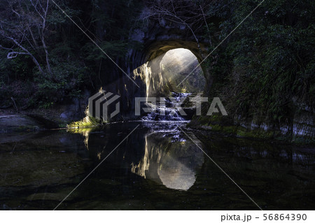 (千葉県)亀岩の洞窟/濃溝の滝 光芒 (千葉県)亀岩の洞窟/濃溝の滝 光芒 56864390
