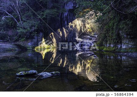 （千葉県）亀岩の洞窟/濃溝の滝　光芒 56864394