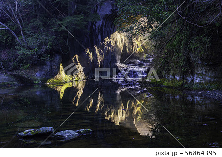 （千葉県）亀岩の洞窟/濃溝の滝　光芒 56864395