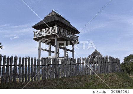 吉野ヶ里遺跡　南内郭に復元された物見やぐらと城壁 56864565