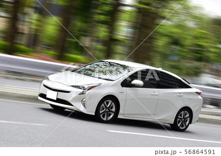 車　走り　ハイブリッドカー 56864591