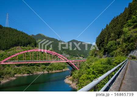浦山大橋 浦山川 さくら湖周辺景色 秩父市 浦山大橋 浦山川 さくら湖周辺景色 秩父市 56865739