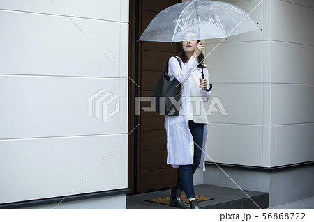 女性・雨の日の外出 女性・雨の日の外出 56868722
