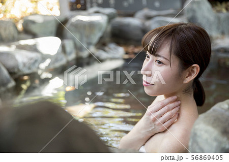 温泉 露天風呂 女性 入浴シーン Gotoトラベルキャンペーンの写真素材