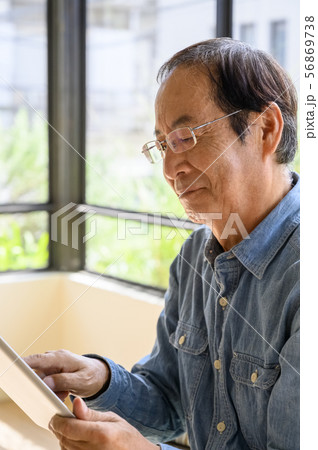 シニア ライフスタイル タブレット スマートホーム シニア ライフスタイル タブレット スマートホーム 56869738