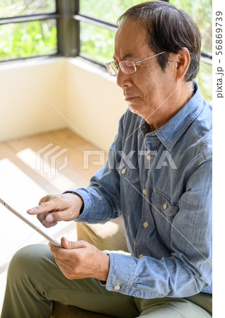 シニア ライフスタイル　タブレット　スマートホーム 56869739