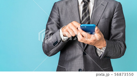 スマホを持つ男性 56873550