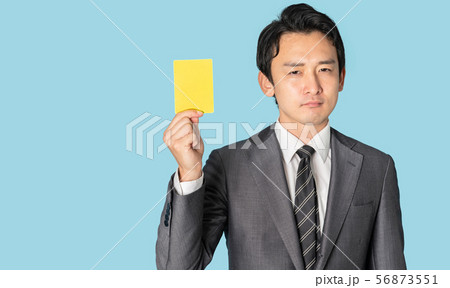 イエローカードを見せる男性 イエローカードを見せる男性 56873551