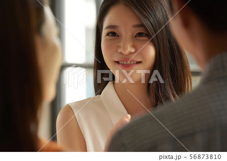 男女 ビジネスチーム 男女 ビジネスチーム 56873810