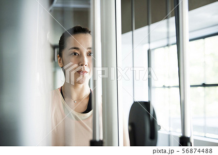 筋トレ　女性 56874488