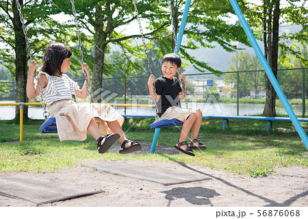 笑顔でブランコに乗る子供 56876068