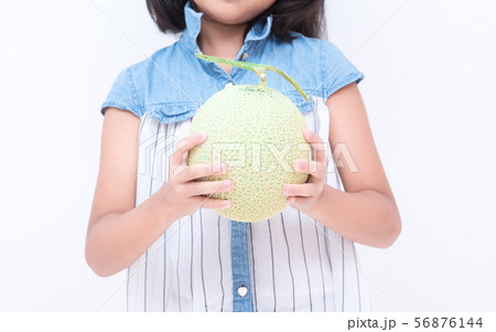 メロンを持つ小学生の女の子 メロンを持つ小学生の女の子 56876144