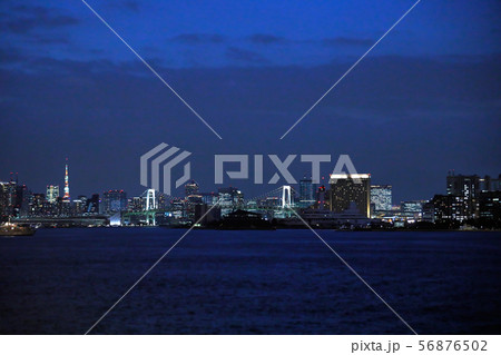 夜の東京の街並み 夜の東京の街並み 56876502