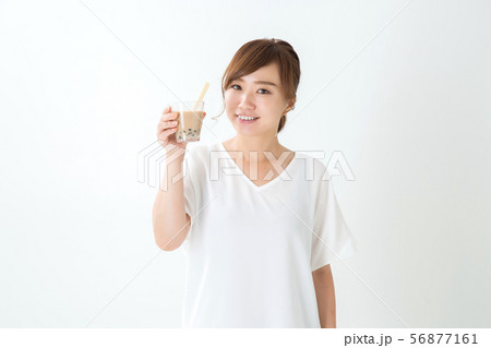 飲み物と女性 56877161