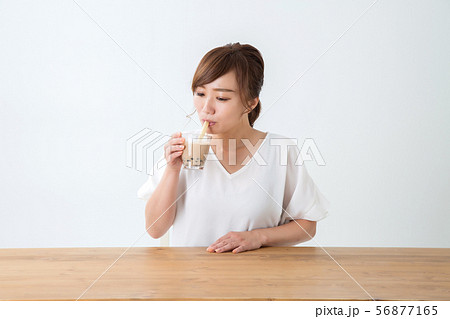 飲み物と女性 56877165