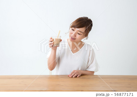 飲み物と女性 56877171