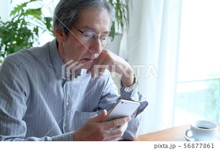 スマホをチェックするシニアイメージ 56877861