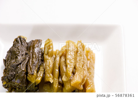 野沢菜漬け。信州野沢温泉名物・長野県の定番土産物のひとつとして知られる漬物。 野沢菜漬け。信州野沢温泉名物・長野県の定番土産物のひとつとして知られる漬物。 56878361