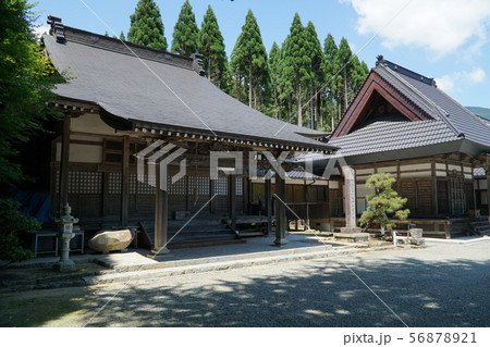 道仙寺境内と夏空　岡山県美作市 56878921