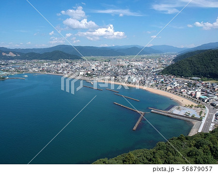 海岸沿いの港町(福井県小浜市) 56879057