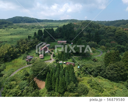上空から見た過疎化する山奥の農村集落(京都府) 上空から見た過疎化する山奥の農村集落(京都府) 56879580