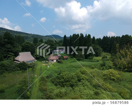 上空から見た過疎化する山奥の農村集落(京都府) 上空から見た過疎化する山奥の農村集落(京都府) 56879586