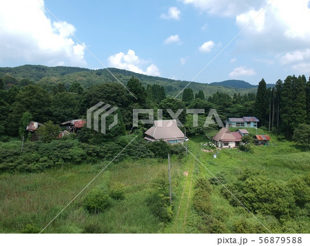 上空から見た過疎化する山奥の農村集落(京都府) 56879588