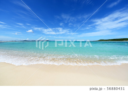 沖縄の美しい海とさわやかな空 56880431