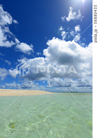 透明で美しい沖縄の海と夏空 透明で美しい沖縄の海と夏空 56880435